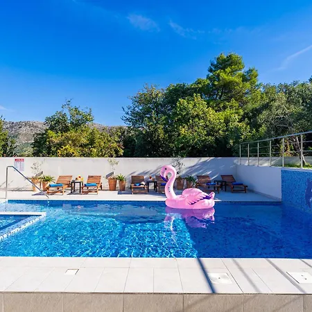 Olivila Villa *